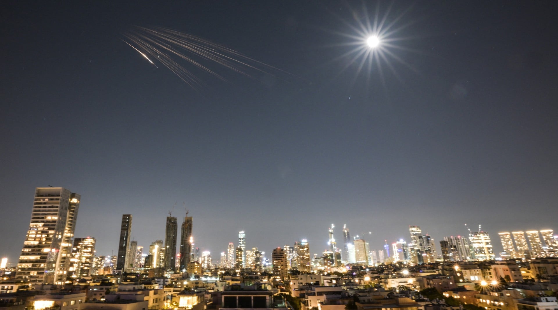 Απίστευτο: Ιρανικά βλήματα διασποράς πάνω από το Ισραήλ (φώτο)