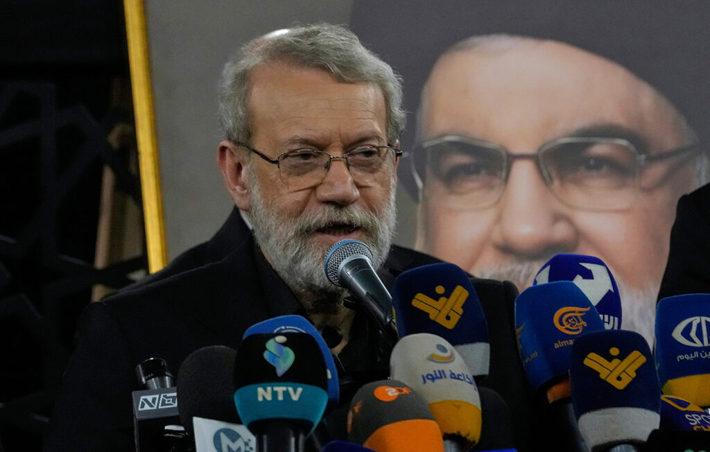 Φωτογραφία ντοκουμέντο με το δακτυλίδι του Αλί Λαριτζάνι μέσα στα συντρίμμια