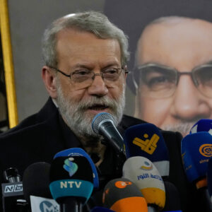 Φωτογραφία ντοκουμέντο με το δακτυλίδι του Αλί Λαριτζάνι μέσα στα συντρίμμια