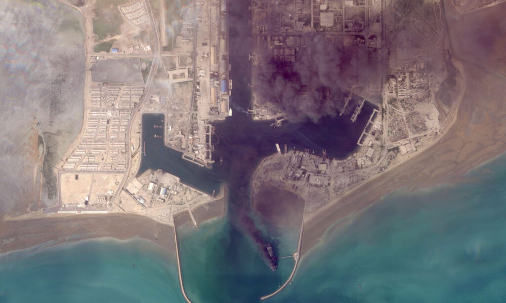 Φωτιά και καπνός: Οι πρώτες δορυφορικές φωτογραφίες από την έναρξη του πολέμου στο Ιράν