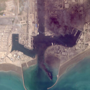 Φωτιά και καπνός: Οι πρώτες δορυφορικές φωτογραφίες από την έναρξη του πολέμου στο Ιράν