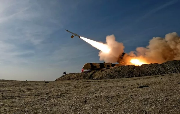 Βίντεο: Ιρανικός πύραυλος πλήττει την αεροπορική βάση Prince Sultan στην Σαουδική Αραβία