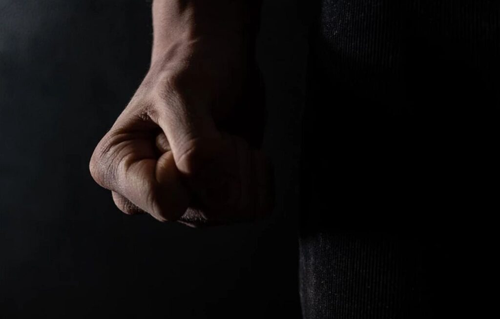 Άγριος καβγάς σε γειτονιά των Ιλισίων: 23χρονος επιτέθηκε σε 50χρονο για ασήμαντη αφορμή