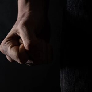 Άγριος καβγάς σε γειτονιά των Ιλισίων: 23χρονος επιτέθηκε σε 50χρονο για ασήμαντη αφορμή