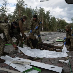 Πυραυλικό χτύπημα των Ρώσων στην ουκρανική «Nova Poshta» – Νεκροί όσοι στρατιώτες βρίσκονταν μέσα (βίντεο)
