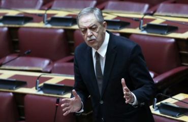 Ο Πάρις Κουκουλόπουλος πήρε στο προεδρείο της Βουλής τη θέση του Οδυσσέα Κωνσταντινόπουλου