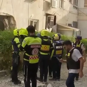 Πύραυλος έπεσε κοντά σε συνεργείο της ΕΡΤ στο Τελ Αβίβ – Οι Αρχές τούς ζήτησαν να απομακρυνθούν (βίντεο)