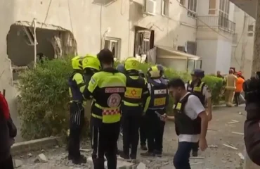 Πύραυλος έπεσε κοντά σε συνεργείο της ΕΡΤ στο Τελ Αβίβ – Οι Αρχές τούς ζήτησαν να απομακρυνθούν (βίντεο)