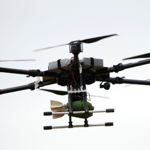 Viral Ρώσος στρατιώτης που προσπάθησε να κάνει επίδειξη drone σε πανεπιστήμιο – Χτύπησε την… οροφή (βίντεο)