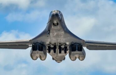 Σχηματισμός βομβαρδιστικών B-1B Lancer μια ανάσα πριν το Ιράν – Έκλεισαν τους αναμεταδότες