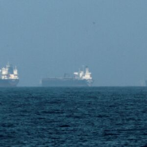 Φωτιά σε πλοίο που κτυπήθηκε από άγνωστο βλήμα στον Κόλπο του Ομάν