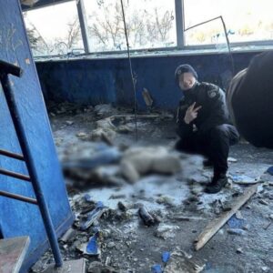 Οργή στην Ουκρανία: Δόκιμος αστυνομικός φωτογραφήθηκε χαμογελαστός δίπλα στο πτώμα 14χρονου κοριτσιού!