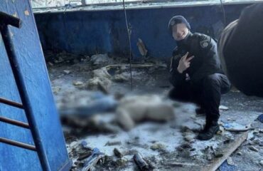 Οργή στην Ουκρανία: Δόκιμος αστυνομικός φωτογραφήθηκε χαμογελαστός δίπλα στο πτώμα 14χρονου κοριτσιού!