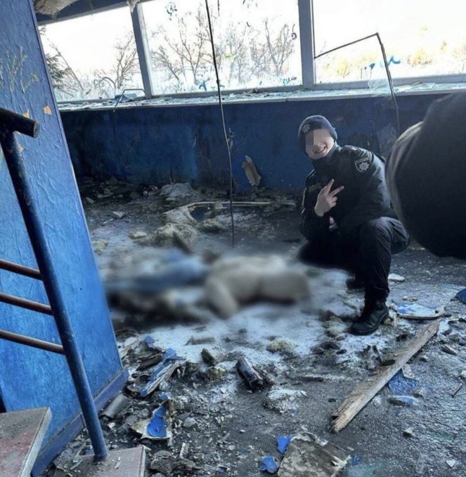 Οργή στην Ουκρανία: Δόκιμος αστυνομικός φωτογραφήθηκε χαμογελαστός δίπλα στο πτώμα 14χρονου κοριτσιού!