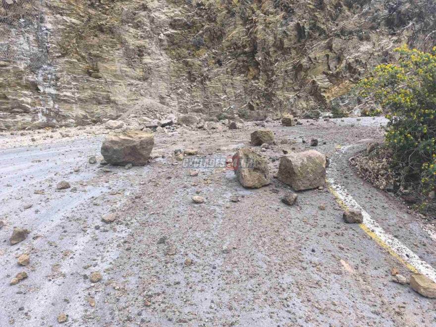 Σαντορίνη: Kατολισθήσεις βράχων «μπλόκαραν» την πρόσβαση στο λιμάνι του Αθηνιού