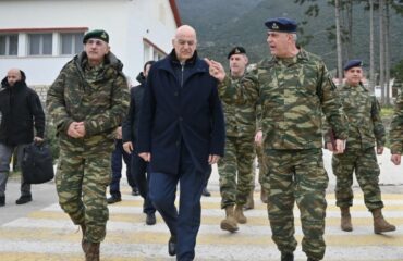 Ο Ν.Δένδιας επισκέφτηκε απροειδοποίητα στρατιωτική μονάδα στα Ιωάννινα