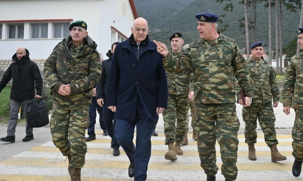 Ο Ν.Δένδιας επισκέφτηκε απροειδοποίητα στρατιωτική μονάδα στα Ιωάννινα