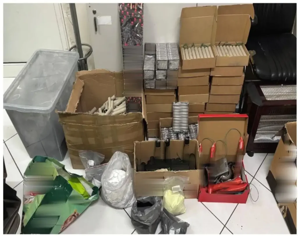 Άγιος Δημήτριος: Ανήλικος κατασκεύασε πάνω από 6.500 κροτίδες… μέσα στο δωμάτιό του (φώτο)