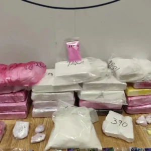 Αττική: Η ΕΛ.ΑΣ «ξεσκέπασε» σπείρα διακίνησης κοκαΐνης, κάνναβης και MDMA – Τρεις συλλήψεις (φώτο)