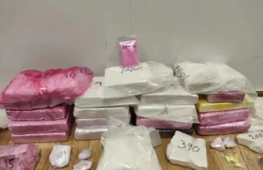 Αττική: Η ΕΛ.ΑΣ «ξεσκέπασε» σπείρα διακίνησης κοκαΐνης, κάνναβης και MDMA – Τρεις συλλήψεις (φώτο)