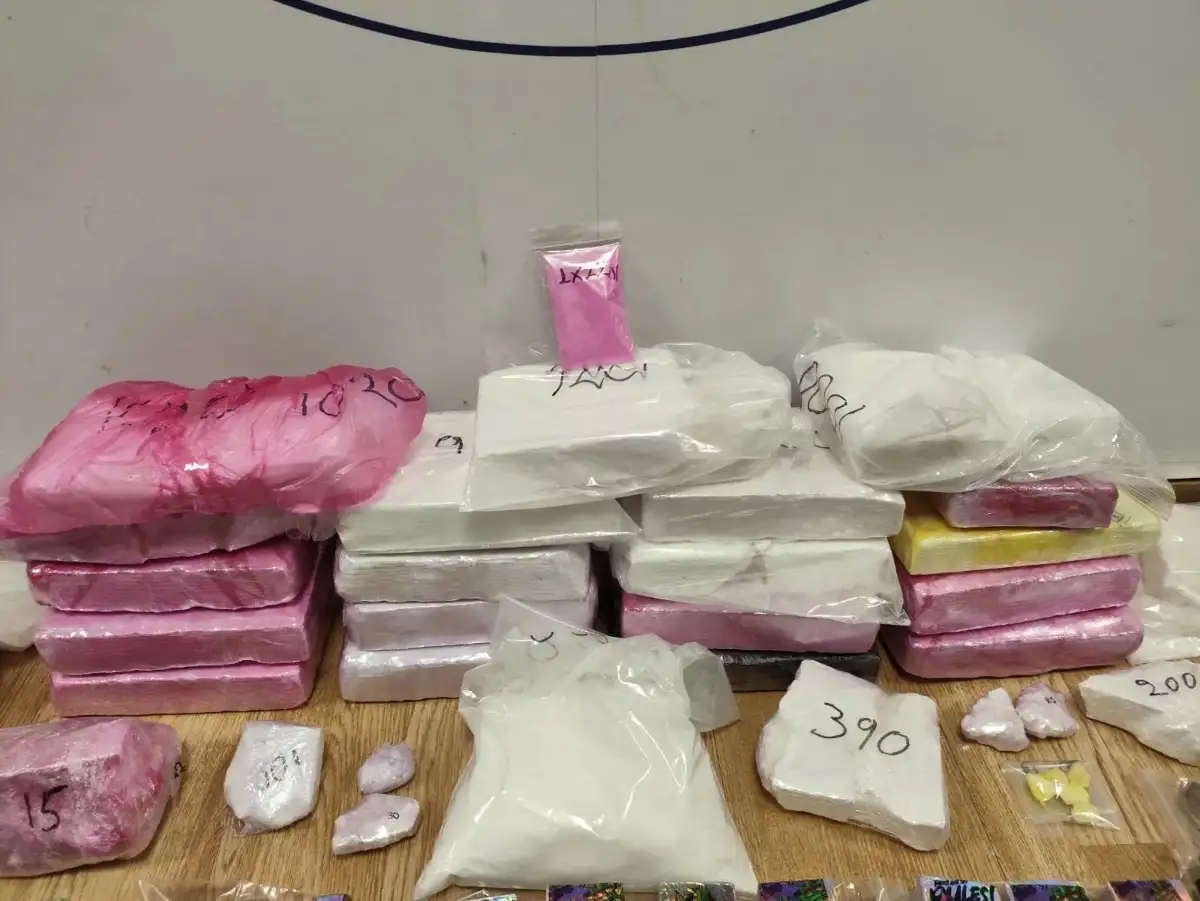 Αττική: Η ΕΛ.ΑΣ «ξεσκέπασε» σπείρα διακίνησης κοκαΐνης, κάνναβης και MDMA – Τρεις συλλήψεις (φώτο)