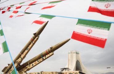 IRGC: Πλάνα με εκτοξεύσεις βαλλιστικών πυραύλων κατά αμερικανικών και ισραηλινών στόχων