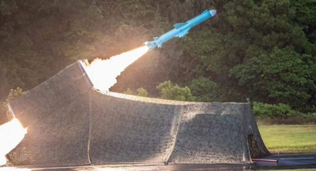 Ταϊβάν: Παιδιά στην παραλία ξαφνιάζονται καθώς ένας Hsiung Feng IIE / HF-2E πύραυλος cruise πετάει από πάνω τους