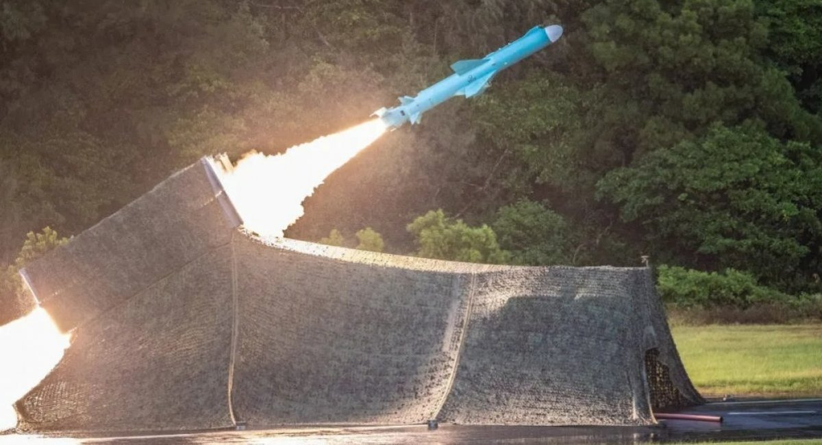 Ταϊβάν: Παιδιά στην παραλία ξαφνιάζονται καθώς ένας Hsiung Feng IIE / HF-2E πύραυλος cruise πετάει από πάνω τους