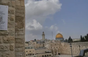 Ιερουσαλήμ: Συντρίμμια ιρανικού βαλλιστικού πυραύλου κατέπεσαν στην Παλαιά Πόλη – Σοβαρές ζημιές (βίντεο)