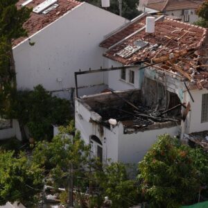 Θραύσμα ιρανικού πυραύλου  «προσγειώθηκε» σε σαλόνι σπιτιού στο Ισραήλ (φώτο)