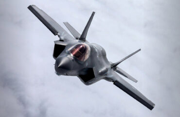 Πώς κτυπήθηκε το αμερικανικό stealth μαχητικό F-35 – Ένα «ταπεινό» αντί-drone αιωρούμενο πυρομαχικό έκανε την «ζημιά»