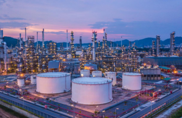 Καταρρέει η πετρελαϊκή παραγωγή των ΗΑΕ: Έπεσε κατά 40%