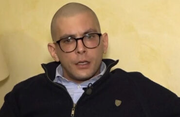 Στην Αθήνα ο Δήμαρχος Άη Στράτη που δίνει μάχη με τον καρκίνο: Η φωτογραφία του από το νοσοκομείο «Αττικόν»