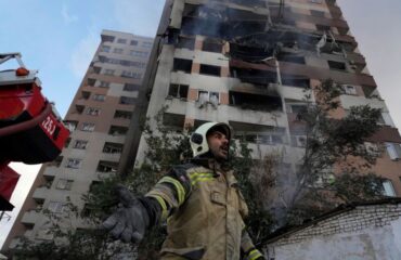 Βίντεο: H στιγμή που συντρίμμια ιρανικού βαλλιστικού πυραύλου πέφτουν πάνω σε όχημα στο κεντρικό Ισραήλ