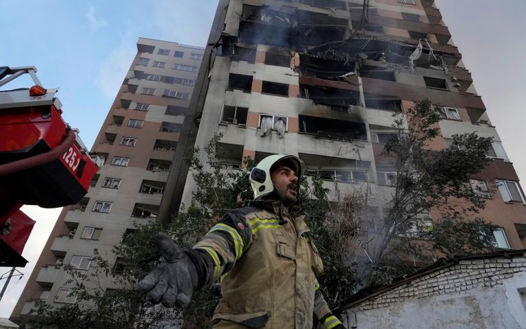 Βίντεο: H στιγμή που συντρίμμια ιρανικού βαλλιστικού πυραύλου πέφτουν πάνω σε όχημα στο κεντρικό Ισραήλ