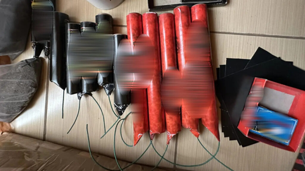 Έφοδος της ΕΛΑΣ σε σπίτι 23χρονου στη Νίκαια: Βρέθηκαν 1.153 κροτίδες και 5 ναυτικές φωτοβολίδες