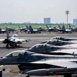 Σοβαρεύει η κατάσταση: Αυξάνονται δραματικά τα αμερικανικά μαχητικά και τα ελικόπτερα Apache στα Στενά του Ορμούζ