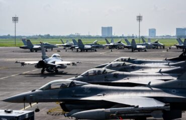 Σοβαρεύει η κατάσταση: Αυξάνονται δραματικά τα αμερικανικά μαχητικά και τα ελικόπτερα Apache στα Στενά του Ορμούζ