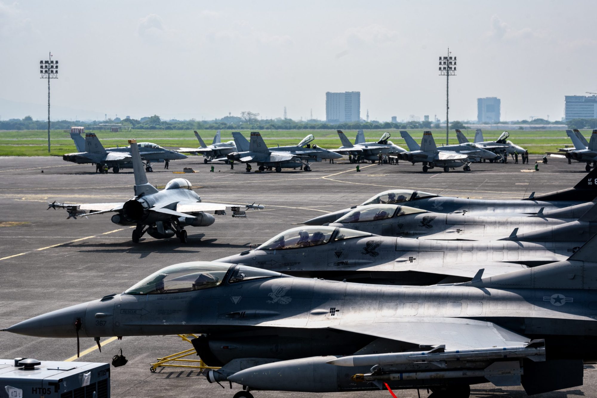 Σοβαρεύει η κατάσταση: Αυξάνονται δραματικά τα αμερικανικά μαχητικά και τα ελικόπτερα Apache στα Στενά του Ορμούζ