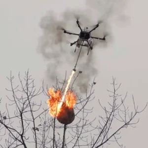 Βίντεο: Κινεζικά drones ρίχνουν βόμβες «αφρού» και σβήνουν τις φωτιές εν τη γενέσει τους