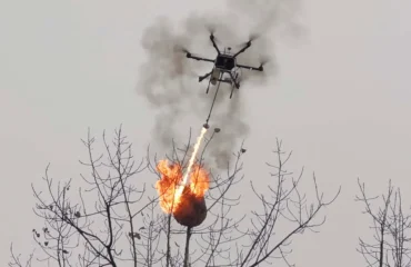 Βίντεο: Κινεζικά drones ρίχνουν βόμβες «αφρού» και σβήνουν τις φωτιές εν τη γενέσει τους