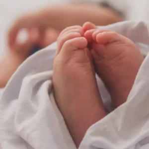 Θεσσαλονίκη: Βρέφος βρέθηκε παρατημένο σε συνοικιακό δρόμο – Συνελήφθη η αλλοδαπή μητέρα του