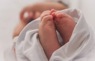 Θεσσαλονίκη: Βρέφος βρέθηκε παρατημένο σε συνοικιακό δρόμο – Συνελήφθη η αλλοδαπή μητέρα του