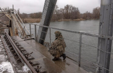 Με τρεις FAB οι Ρώσοι έκαναν «κομμάτια» γέφυρα στον ποταμό Οσκίλ – Γιατί βομβάρδισαν το συγκεκριμένο πέρασμα (vid)