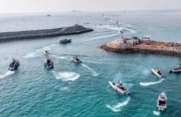 Περισσότερα από 3.200 πλοία με 40.000 ναυτικούς περιμένουν να διασχίσουν το Στενό του Ορμούζ