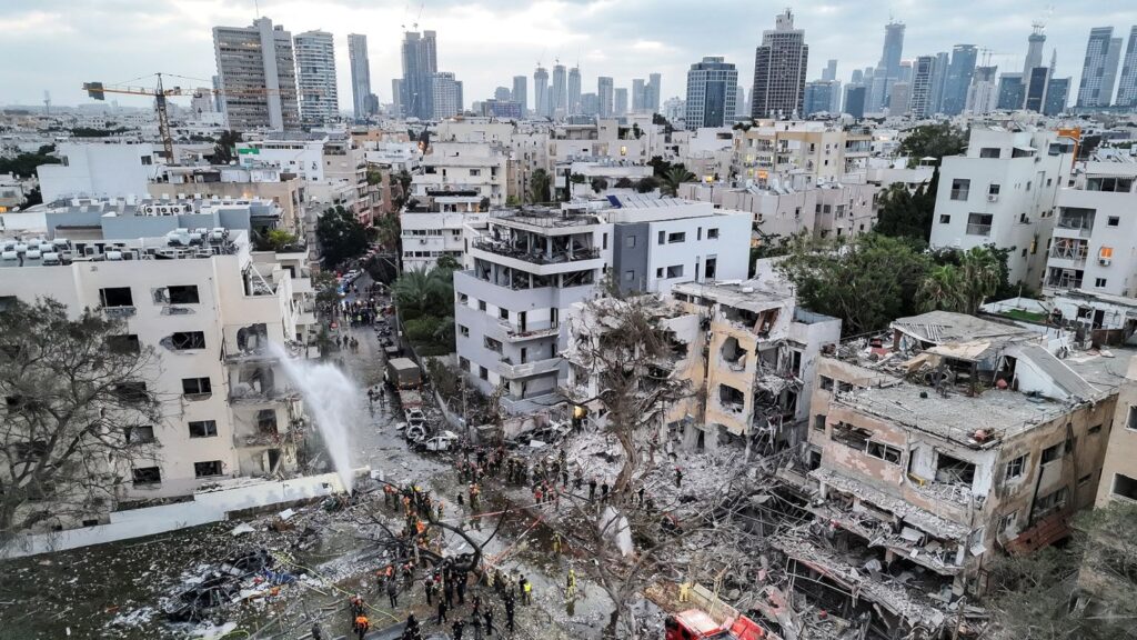 Τελ Αβίβ όπως λέμε Γάζα: Δείτε εικόνες μετά από το χτύπημα ιρανικού πύραυλου στην ισραηλινή πρωτεύουσα (βίντεο)