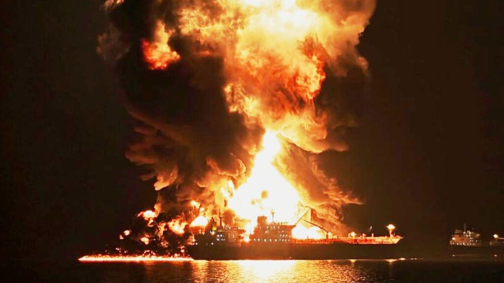 Ιρανικά drones χτύπησαν εμπορικό πλοίο στα Στενά του Ορμούζ: Άνδρας κοίταζε έκπληκτος την καταστροφή του (βίντεο)