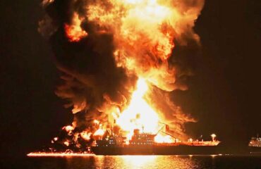 Ιρανικά drones χτύπησαν εμπορικό πλοίο στα Στενά του Ορμούζ: Άνδρας κοίταζε έκπληκτος την καταστροφή του (βίντεο)