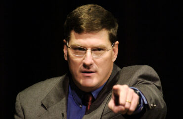 Σκοτ Ρίτερ: «Το Ιράν να  κτυπήσει τις μονάδες αφαλάτωσης νερού σε ΗΑΕ και Ισραήλ»!