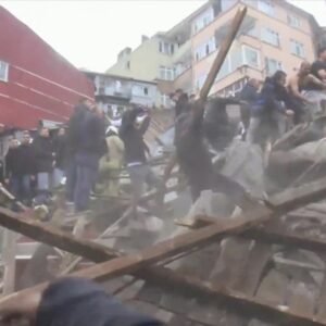 Τουρκία: Κατέρρευσε κτήριο στην Κωνσταντινούπολη – Άγνωστος ο αριθμός των εγκλωβισμένων (φώτο-βίντεο)